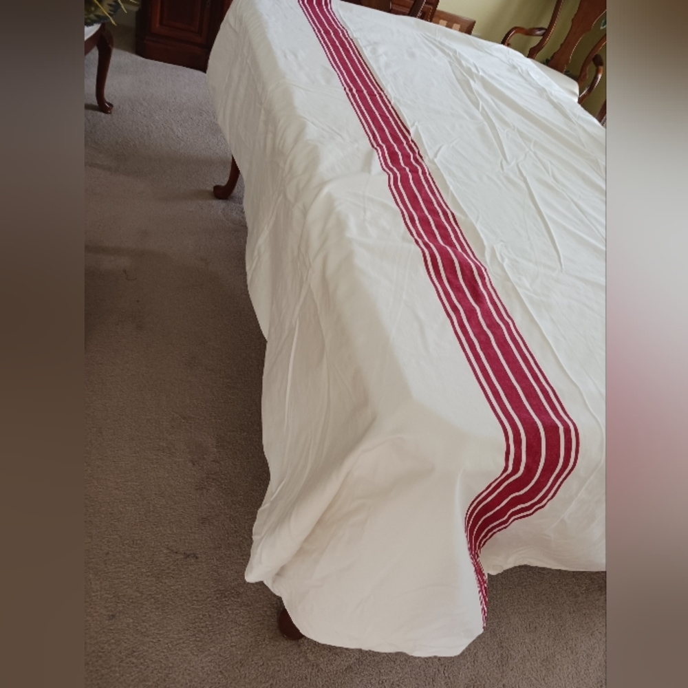 Potterybarn King Duvet cover, button  closure red strip